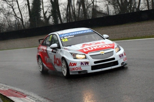 Verregende race bezorgt Tom Coronel punten, overwinning voor Muller + UITSLAG